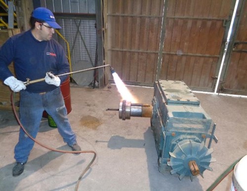 Uso de lança chamas para aquecimento e dilatação de cubos.